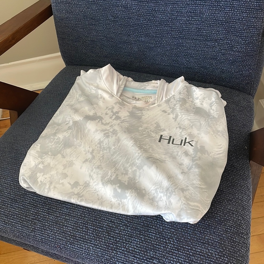 Huk mens size XL hooded fishing long sleeve.  Comfortable and cool in the sun